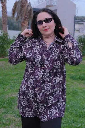 RENKTE BÜYÜK BEDEN DESENLİ DÜĞMELİ GÖMLEK