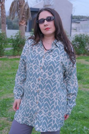 RENKTE BÜYÜK BEDEN DESENLİ DÜĞMELİ GÖMLEK