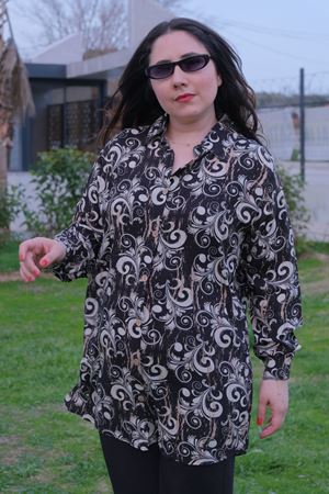 RENKTE BÜYÜK BEDEN DESENLİ DÜĞMELİ GÖMLEK