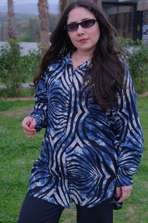 RENKTE BÜYÜK BEDEN DESENLİ DÜĞMELİ GÖMLEK