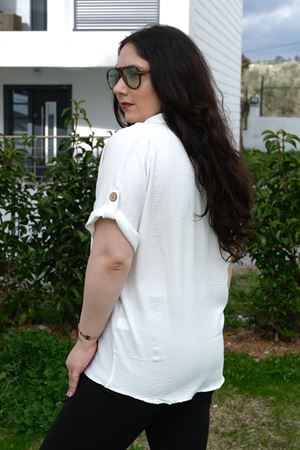 RENKTE BÜYÜK BEDEN DÜĞME DETAYLI BEYAZ KISA KOLLU BLUZ