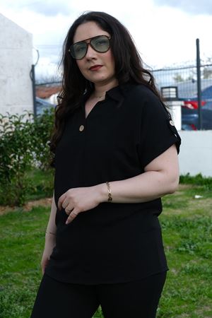 RENKTE BÜYÜK BEDEN DÜĞME DETAYLI SİYAH KISA KOLLU BLUZ