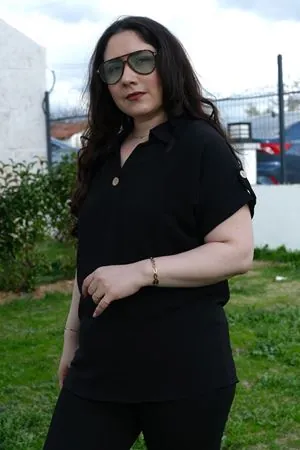 RENKTE BÜYÜK BEDEN DÜĞME DETAYLI SİYAH KISA KOLLU BLUZ
