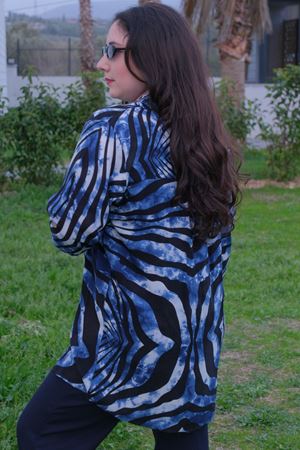 RENKTE BÜYÜK BEDEN DESENLİ DÜĞMELİ GÖMLEK