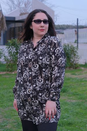 RENKTE BÜYÜK BEDEN DESENLİ DÜĞMELİ GÖMLEK