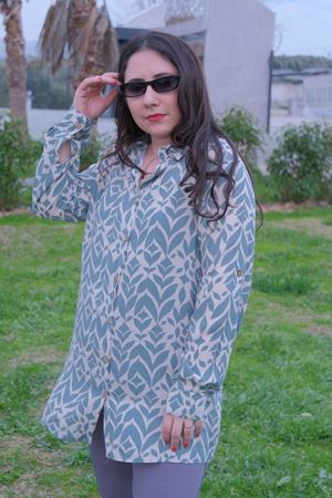 RENKTE BÜYÜK BEDEN DESENLİ DÜĞMELİ GÖMLEK