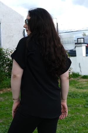 RENKTE BÜYÜK BEDEN DÜĞME DETAYLI SİYAH KISA KOLLU BLUZ