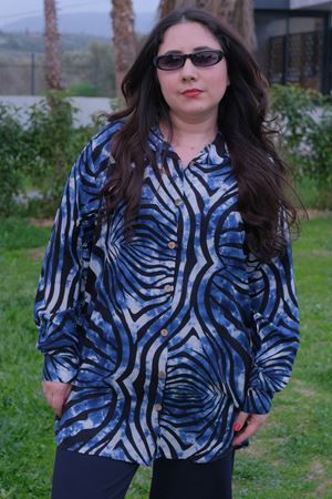 RENKTE BÜYÜK BEDEN DESENLİ DÜĞMELİ GÖMLEK