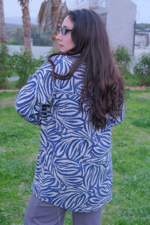 RENKTE BÜYÜK BEDEN DESENLİ DÜĞMELİ GÖMLEK