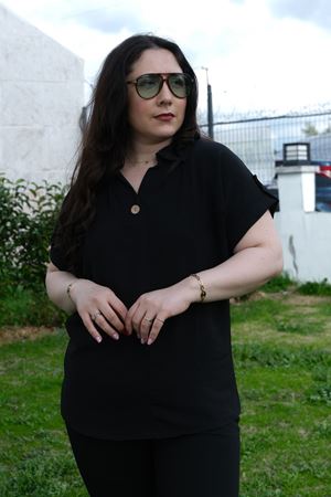 RENKTE BÜYÜK BEDEN DÜĞME DETAYLI SİYAH KISA KOLLU BLUZ