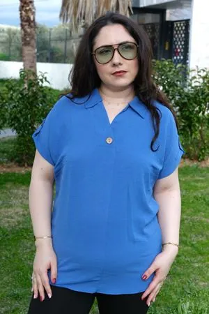 RENKTE BÜYÜK BEDEN DÜĞME DETAYLI İNDİGO KISA KOLLU BLUZ