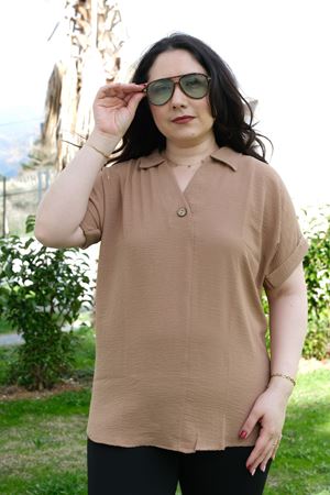 RENKTE BÜYÜK BEDEN DÜĞME DETAYLI VİZON KISA KOLLU BLUZ