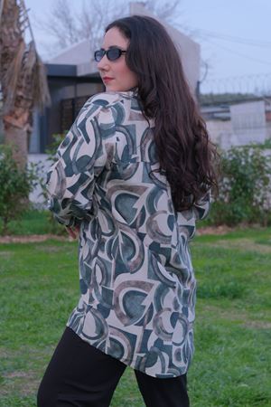 RENKTE BÜYÜK BEDEN DESENLİ DÜĞMELİ GÖMLEK