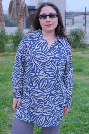 RENKTE BÜYÜK BEDEN DESENLİ DÜĞMELİ GÖMLEK