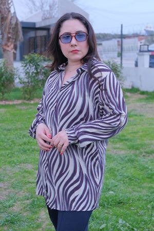 RENKTE BÜYÜK BEDEN DESENLİ DÜĞMELİ GÖMLEK