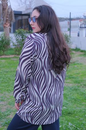 RENKTE BÜYÜK BEDEN DESENLİ DÜĞMELİ GÖMLEK