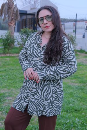 RENKTE BÜYÜK BEDEN DESENLİ DÜĞMELİ GÖMLEK