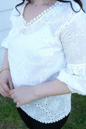 RENKTE KARPUZ KOLLU BRODELİ BEYAZ BLUZ