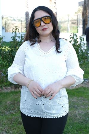 RENKTE KARPUZ KOLLU BRODELİ BEYAZ BLUZ