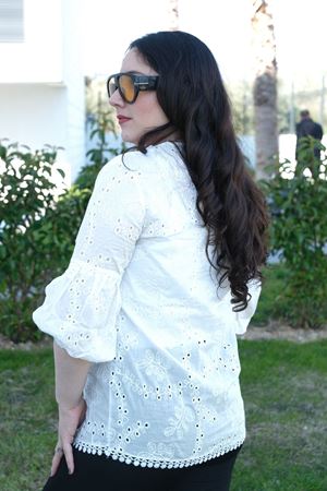 RENKTE KARPUZ KOLLU BRODELİ BEYAZ BLUZ