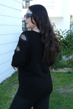 RENKTE BÜYÜK BEDEN OMZU LAZER PUL DETAY SİYAH BLUZ