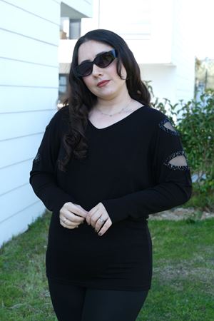 RENKTE BÜYÜK BEDEN OMZU LAZER PUL DETAY SİYAH BLUZ