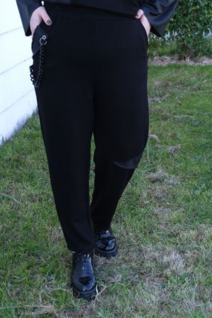 RENKTE BÜYÜK BEDEN CEBİ ZİNCİRLİ DERİ GARNİLİ ESNEK PANTOLON