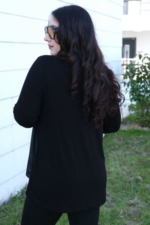 RENKTE BÜYÜK BEDEN CEBİ FERMUAR DETAY DERİLİ SİYAH BLUZ