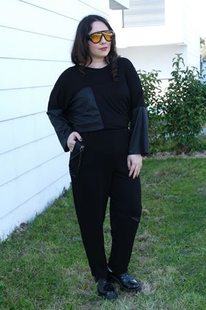 RENKTE BÜYÜK BEDEN CEBİ ZİNCİRLİ DERİ GARNİLİ ESNEK PANTOLON