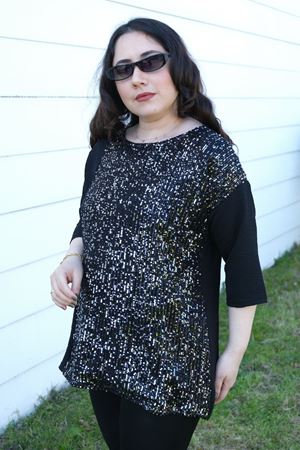 RENKTE BÜYÜK BEDEN PAYETLİ SİYAH BLUZ