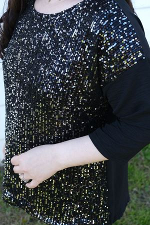 RENKTE BÜYÜK BEDEN PAYETLİ SİYAH BLUZ