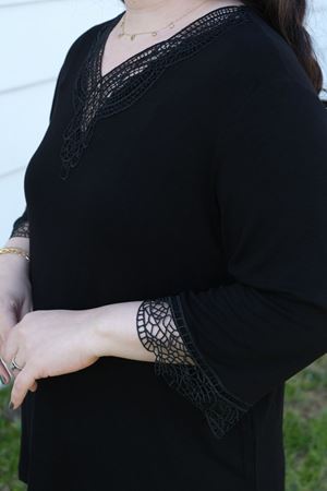 RENKTE BÜYÜK BEDEN GÜPÜR YAKALI SİYAH BLUZ