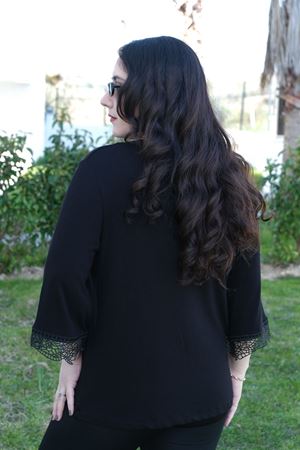 RENKTE BÜYÜK BEDEN GÜPÜR YAKALI SİYAH BLUZ