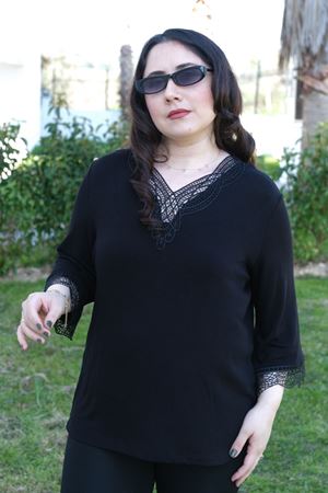 RENKTE BÜYÜK BEDEN GÜPÜR YAKALI SİYAH BLUZ