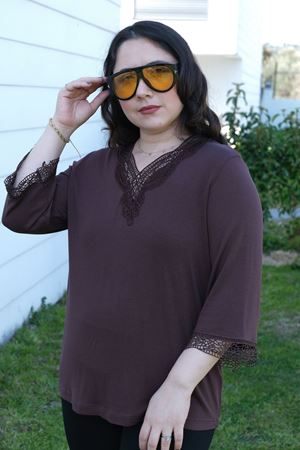 RENKTE BÜYÜK BEDEN GÜPÜR YAKALI KAHVERENGİ BLUZ