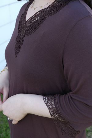 RENKTE BÜYÜK BEDEN GÜPÜR YAKALI KAHVERENGİ BLUZ