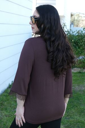 RENKTE BÜYÜK BEDEN GÜPÜR YAKALI KAHVERENGİ BLUZ