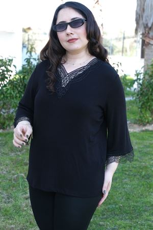 RENKTE BÜYÜK BEDEN GÜPÜR YAKALI SİYAH BLUZ