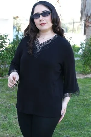 RENKTE BÜYÜK BEDEN GÜPÜR YAKALI SİYAH BLUZ