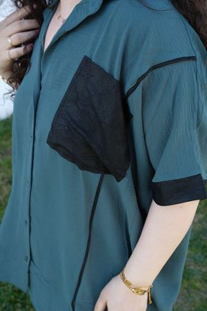 RENKTE BÜYÜK BEDEN DERİ DETAY KİLO GİZLEYEN KOYU YEŞİL GÖMLEK