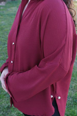 RENKTE BÜYÜK BEDEN İNCİ DETAYLI BORDO GÖMLEK