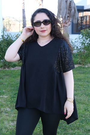 RENKTE BÜYÜK BEDEN PUL DETAY SİYAH BLUZ