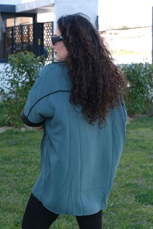 RENKTE BÜYÜK BEDEN DERİ DETAY KİLO GİZLEYEN KOYU YEŞİL GÖMLEK