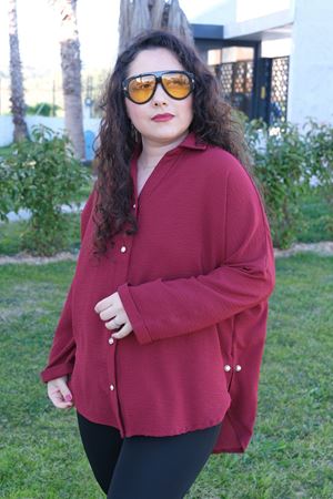 RENKTE BÜYÜK BEDEN İNCİ DETAYLI BORDO GÖMLEK