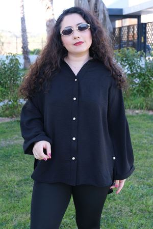 RENKTE BÜYÜK BEDEN İNCİ DETAYLI SİYAH GÖMLEK