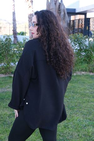 RENKTE BÜYÜK BEDEN İNCİ DETAYLI SİYAH GÖMLEK