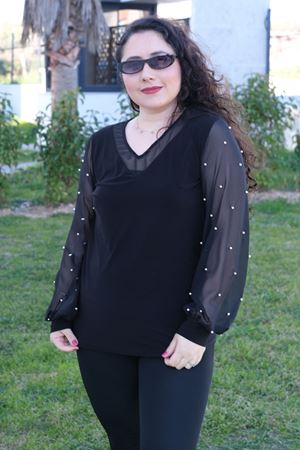 RENKTE BÜYÜK BEDEN İNCİ DETAYLI SİYAH BLUZ