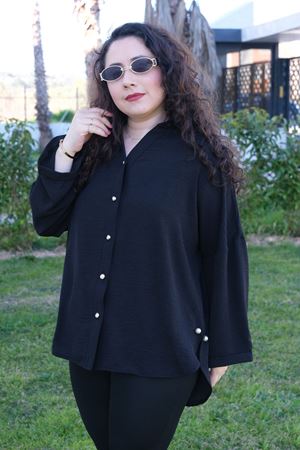 RENKTE BÜYÜK BEDEN İNCİ DETAYLI SİYAH GÖMLEK