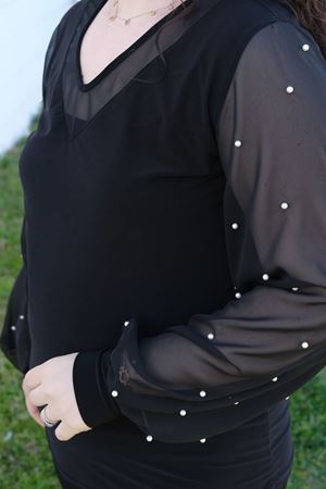 RENKTE BÜYÜK BEDEN İNCİ DETAYLI SİYAH BLUZ