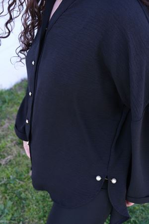 RENKTE BÜYÜK BEDEN İNCİ DETAYLI SİYAH GÖMLEK